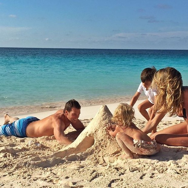 Gisele Bündchen com a família (Foto: Reprodução/Instagram)