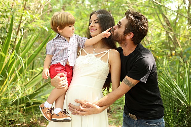 Thayra e Hudson com o filho Davi (Foto: Celso Tavares/EGO)