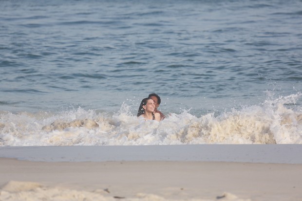 Luís Miranda na praia (Foto: Dilson Silva / Agnews)