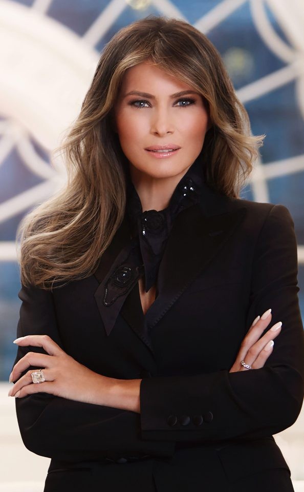 Primeira fotografia oficial de Melania Trump como primeira-dama dos EUA inclui anel de diamantes avaliado em R$ 4,5 milhões (Foto: Reprodução Whitehouse )