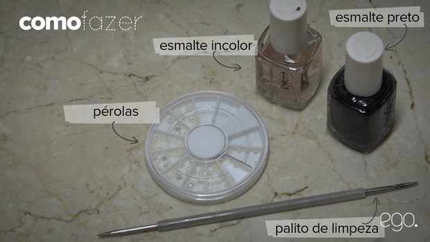 Nail art com pérolas falsas nas unhas garante visual estiloso: basta apenas esmaltes preto e incolocar, além de acessórios para enfeitar (Foto: EGO)