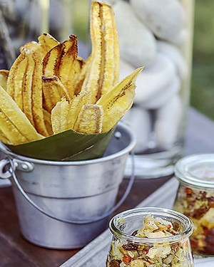 Caponata de alcachofras com chips de banana-da-terra (Foto: Rogério Voltan/ Editora Globo)