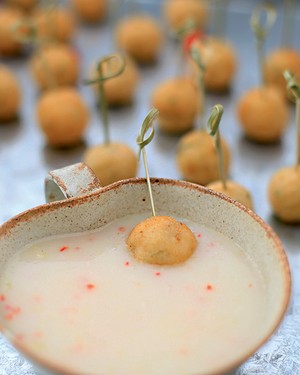 Minicakes de salmão com molho picante de coco (Foto: Rogério Voltan/Editora Globo)