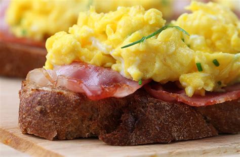 Cheesy scrambled eggs with bacon | Breakfast Recipes | GoodtoKnow