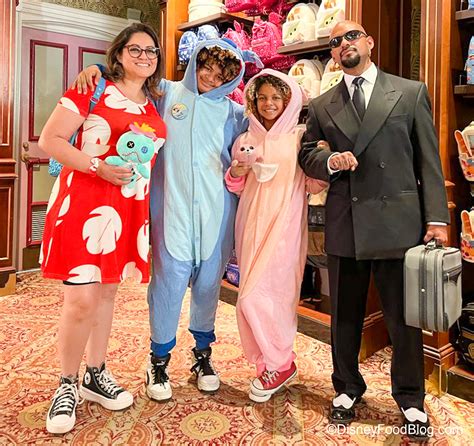 The Family Halloween Costume That Blew Us Away in Disney World - Pakistans Taste