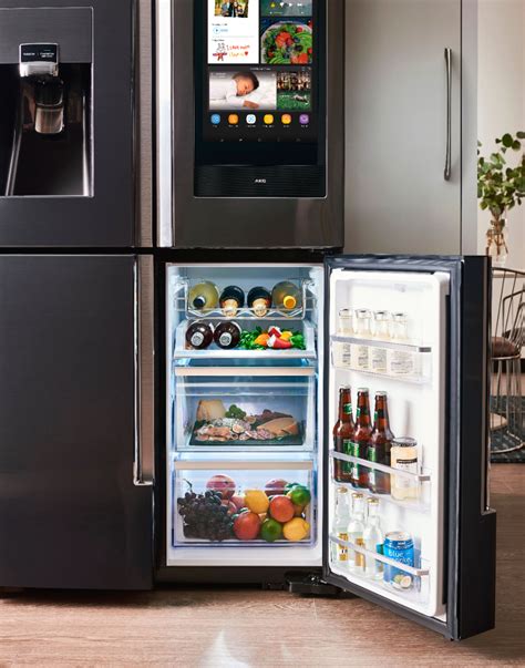 Samsung - Family Hub 28 Cu. Ft. 4-Door Flex French Door Refrigerator - Fingerprint Resistant ...