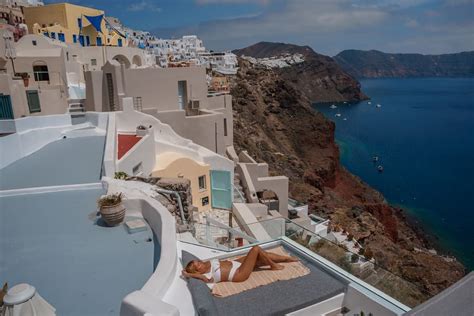 19 Amazing Oia Hotels With Caldera View That Will Blow Your Mind ⋆ Raw Mal Roams