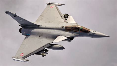 Fighter Jet Fight Club: Gripen vs. Rafale!