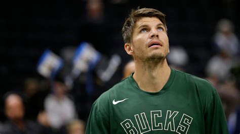 Kyle Korver hits 3 three-pointers in debut with Milwaukee Bucks