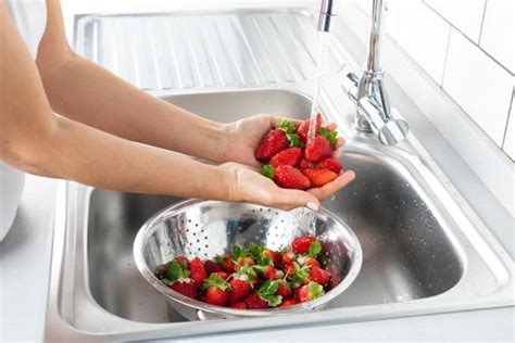 Washing Berries In Vinegar Solution