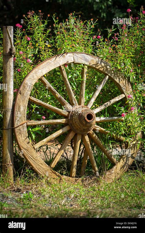 Old wagon wheel hi-res stock photography and images - Alamy