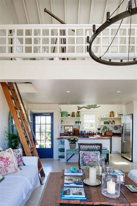 Contemporary beach shack provides a cozy getaway in Martha's Vineyard | Beach cottage decor ...