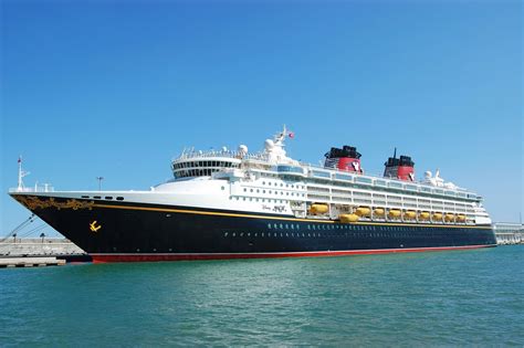 CRUISE SHIP DISNEY MAGIC