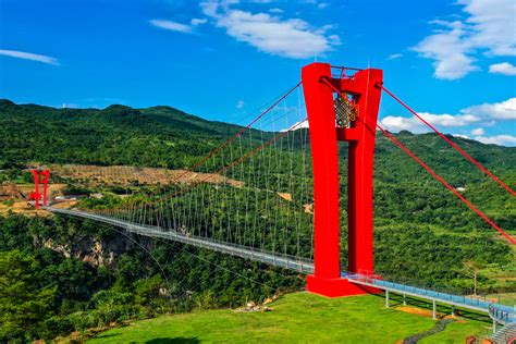 Majestic glass bridge opens in the Huangchuan three gorges scenic area - Åvontuura