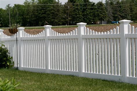 How Long Does Vinyl Fencing Last? - Home Team Yards