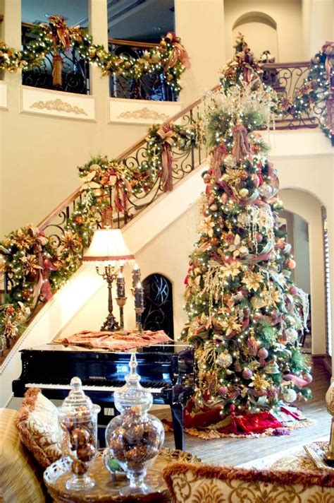 Christmas Staircase Decorations Ideas for This Year