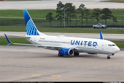 United Airlines Boeing 737-824 N37267 showing off the new livery at Houston-Intercontinental ...