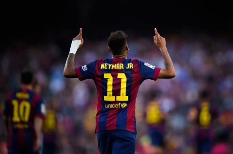 Neymar signs with Paris Saint-Germain from Barcelona, shattering transfer world record - Yahoo ...