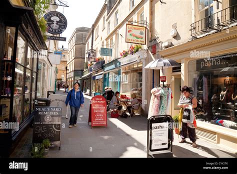 Street scene in summer , Northumberland Place, Bath city centre, Bath Somerset UK Stock Photo ...