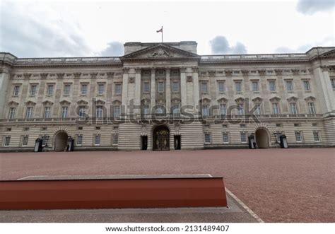 Buckingham Palaces Entrance London Stock Photo 2131489407 | Shutterstock