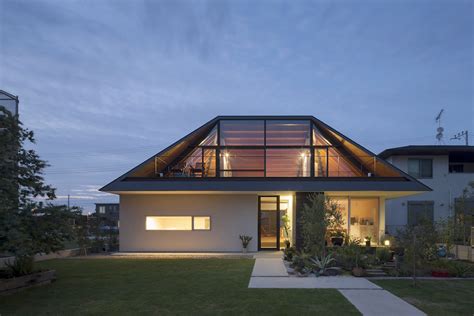 House with a Large Hipped Roof / Naoi Architecture & Design Office | ArchDaily