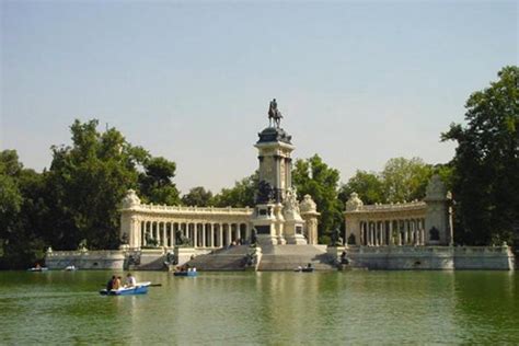 The Sabatini gardens with the Royal Palace in the background | Madrid Parks | Madrid | Travel ...