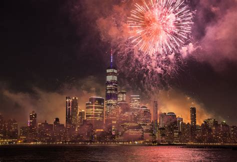 July 4th: See Brooklyn Bridge Lights Up With Over 70,000 Fireworks – NBC New York