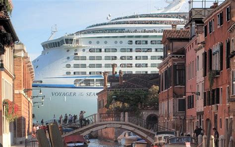 World’s largest cruise ship entering Venice…😍 – Stunning Lifestyle