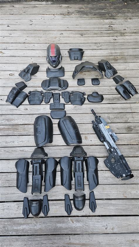 Progress on my ODST Kit. All items have been trimmed. Time to add resin, attach pieces and paint ...