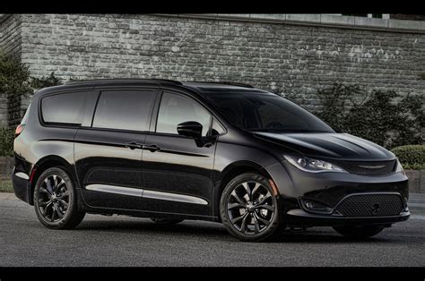 2018 Chrysler Pacifica Goes into Stealth Mode With New S Package