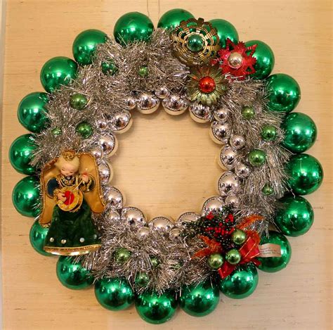 Our tutorial and 30+ tips to make your own vintage Christmas ornament wreath - Retro Renovation