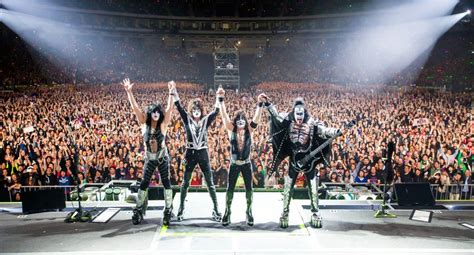 PHOTO: KISS WITH MASSIVE TOKYO DOME CROWD | Paul Stanley