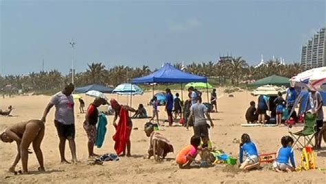 Holidaymakers celebrate Day of Goodwill cooling off on Durban beaches - SABC News - Breaking ...