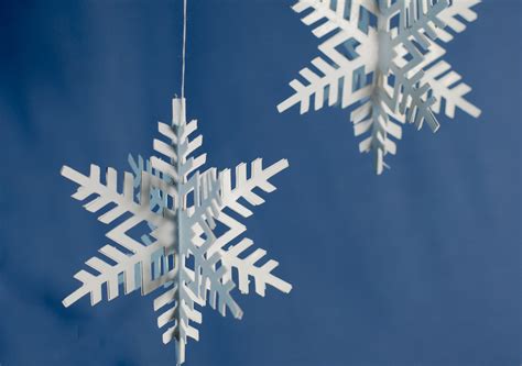 How to Make 3D Paper Snowflake Ornaments