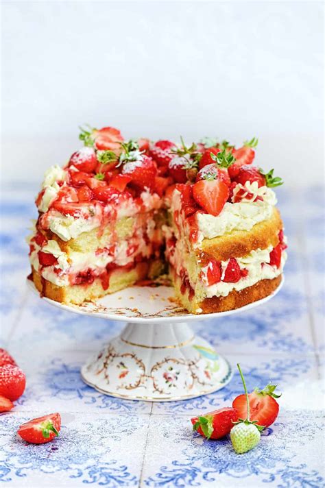 Strawberry Shortcake Cake - Supergolden Bakes - inside.wales