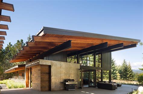 Steel beams support dramatic roof overhangs at Washington state retreat by Coates Design ...