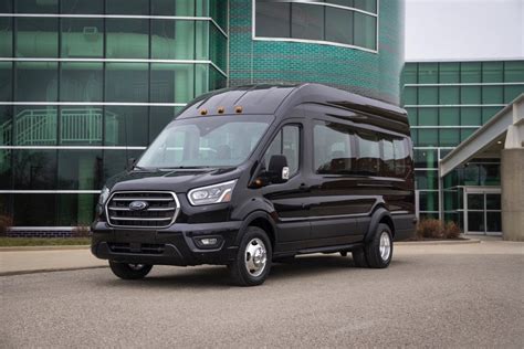 2022 Ford Transit Passenger Test Drive Review - CarGurus.ca