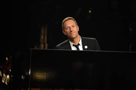 Chris Martin Duets With Pianist With One Hand: Watch