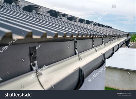 26,750 Roof Gutter Images, Stock Photos, 3D objects, & Vectors | Shutterstock