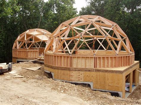 Dome in costruzione di Natural Spaces Domes | Cupola geodesica, Casa a cupola, Case a cupola