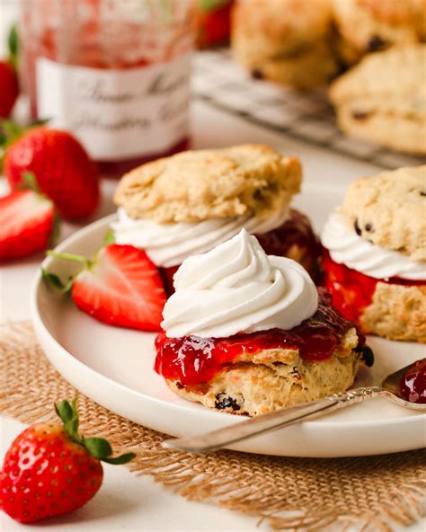 English scones with jam and whipped cream - Bo's Kitchen