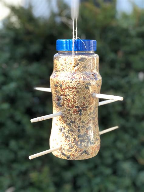 new-plastic-bottle-bird-feeder - momhomeguide.com