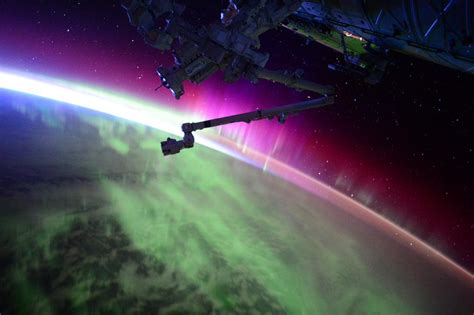 Astronaut Captures Spectacular Northern Lights from Space | Visual Broadcast