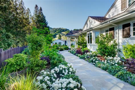 6 Ingredients for a Modern Farmhouse Landscape - The Cottage Market