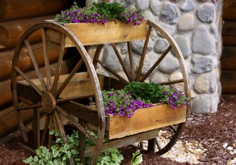 Wagon wheels - great idea | Wagon wheel, Yard decor, Unique gardens