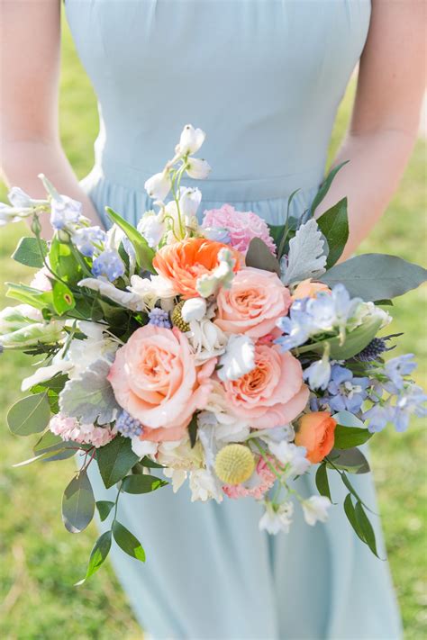 Gorgeous peach and pink flowers make the perfect summer wedding bouquet #WeddingFlowersIdea ...