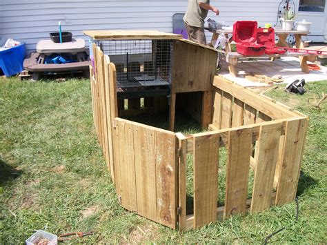 The Good Little Housewife's Homesteading Adventures: Our New Rabbit Hutch