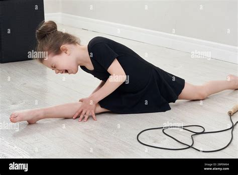 Little girl gymnast stretch floor hi-res stock photography and images - Alamy