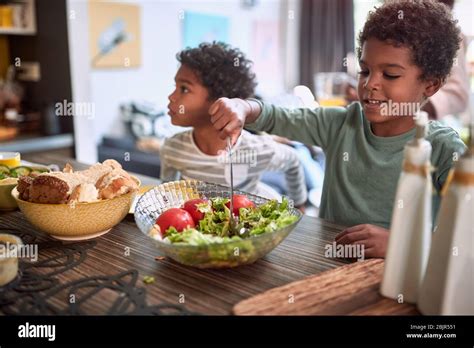 Kids sharing food hi-res stock photography and images - Alamy