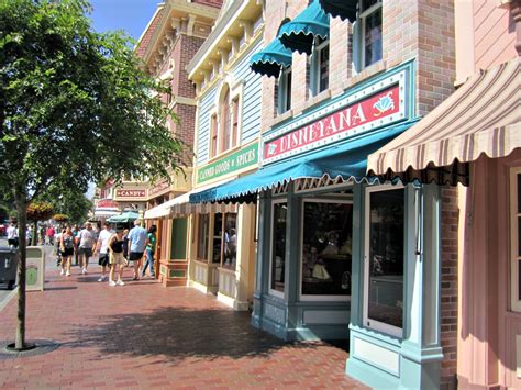 Disneyland Training: Shopping on Mainstreet